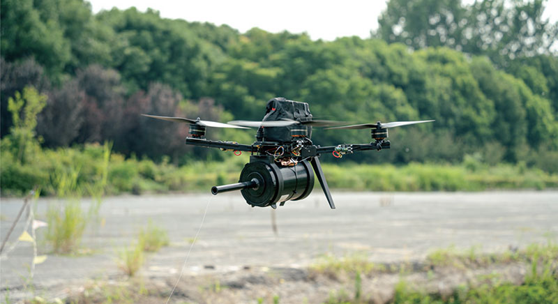 Światłowodowe UAV: ​​przewodowa rewolucja w locie przeciwzakłóceniowym